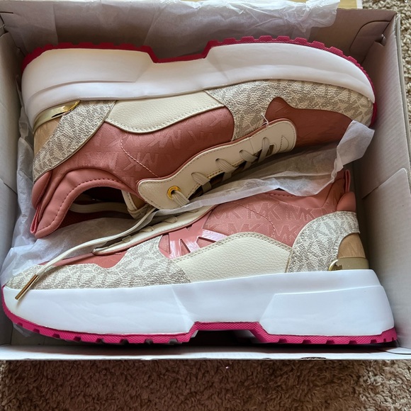 BRAND NEW NEVER WORN SUPER CUTE MICHAEL KORS SNEAKERS - Picture 2 of 6